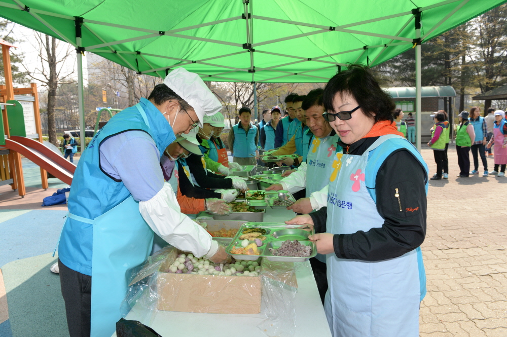 '사랑의 밥차 무료급식 봉사 활동' 게시글의 사진(5) '15041317474286802.JPG'