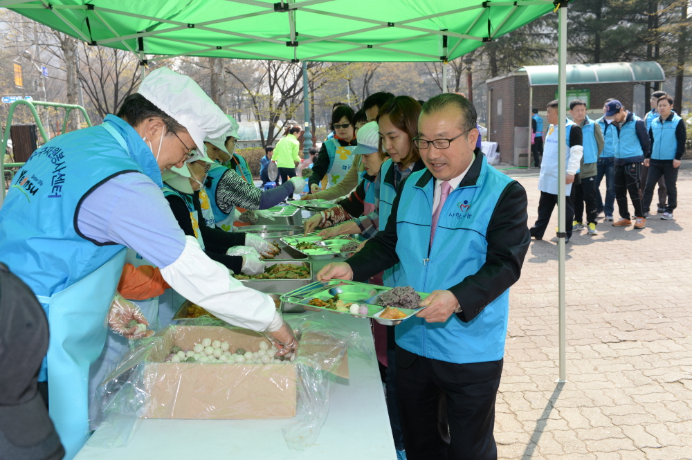 '사랑의 밥차 무료급식 봉사 활동' 게시글의 사진(2) '15041317474136312.JPG'