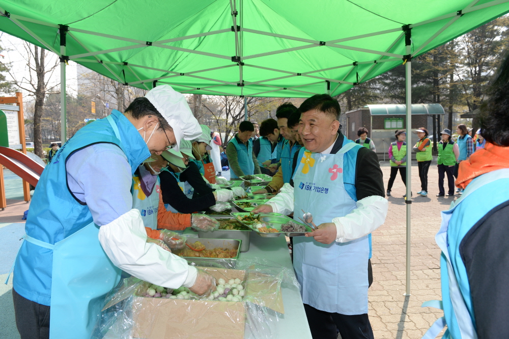 '사랑의 밥차 무료급식 봉사 활동' 게시글의 사진(1) '15041317474119928.JPG'