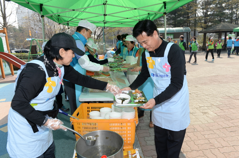 '사랑의 밥차 무료급식 봉사 활동' 게시글의 사진(4) '15041317474282976.JPG'