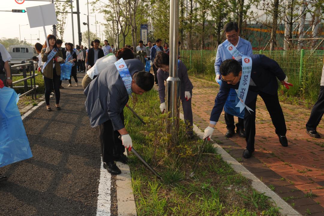 '<clean-up> day 행사 참석하여 구민들과 환경정화 실시  ' 게시글의 사진(3) '16060111483527185.JPG'