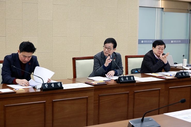 '제277회 연수구의회(임시회) 제1차 운영위원회 / 2026.2.2(월)' 게시글의 사진(13) '5D9A3290.JPG'