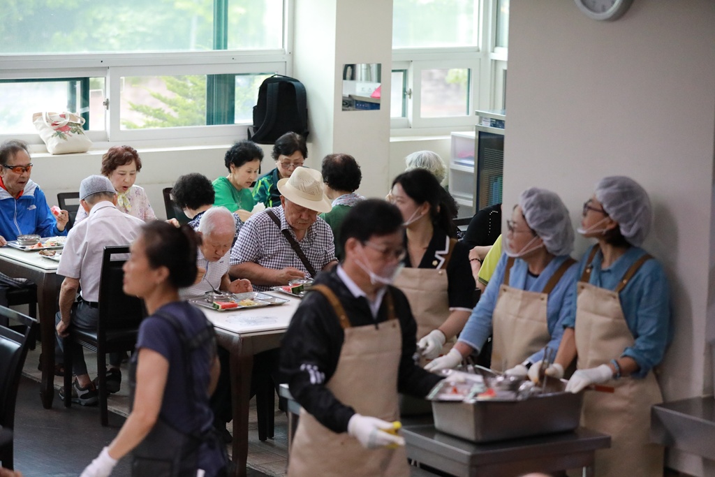 '제9대 연수구의회 3주년 기념 맞이 연수구노인복지관 급식봉사 활동' 게시글의 사진(15) '1I0A1391.JPG'