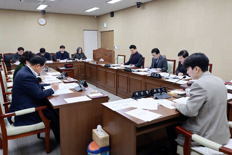 '제277회 연수구의회(임시회) 제1차 운영위원회 / 2026.2.2(월)' 게시글의 사진(4) '5D9A3095.JPG'