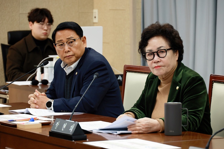 '제277회 연수구의회(임시회) 제1차 운영위원회 / 2026.2.2(월)' 게시글의 사진(10) '5D9A3236.JPG'