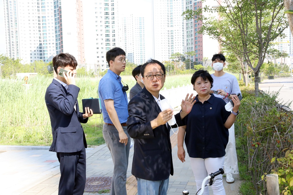 '송담초등학교 앞 민원 현장 방문' 게시글의 사진(8) '1I0A1426.JPG'