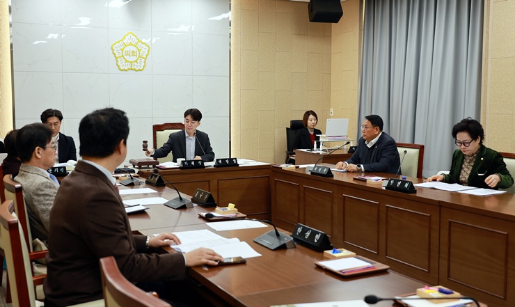 '제276회 연수구의회(정례회) 제2차 운영위원회_2026년도 세입·세출 예산안 심사 / 2025년 12월5일(금)' 게시글의 사진(14) '5D9A9132.JPG'