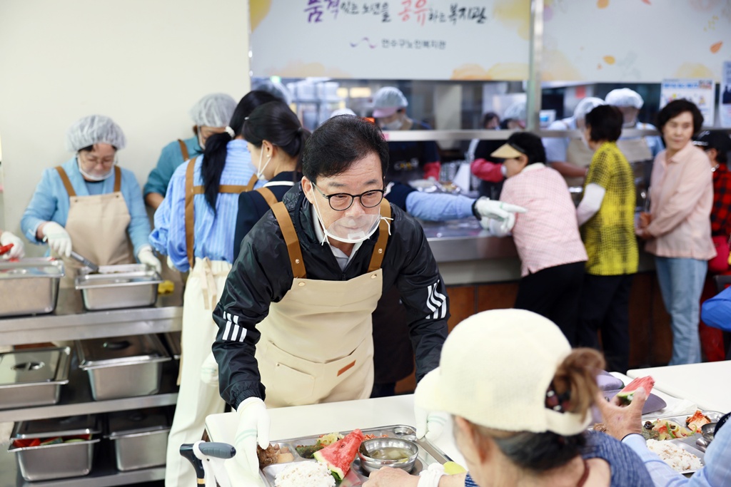 '제9대 연수구의회 3주년 기념 맞이 연수구노인복지관 급식봉사 활동' 게시글의 사진(28) '5D9A1516.JPG'