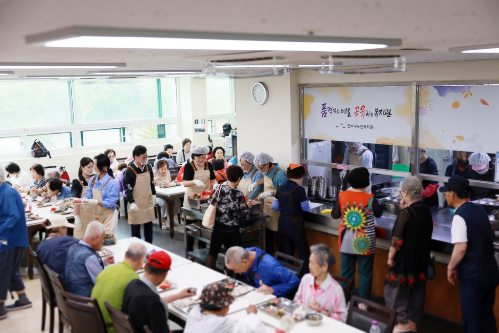 '제9대 연수구의회 3주년 기념 맞이 연수구노인복지관 급식봉사 활동' 게시글의 사진(30) '5D9A1570.JPG'