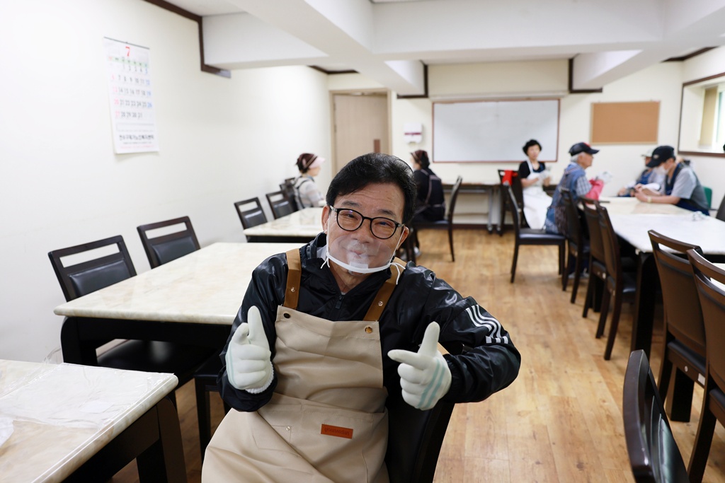 '제9대 연수구의회 3주년 기념 맞이 연수구노인복지관 급식봉사 활동' 게시글의 사진(23) '5D9A1452.JPG'