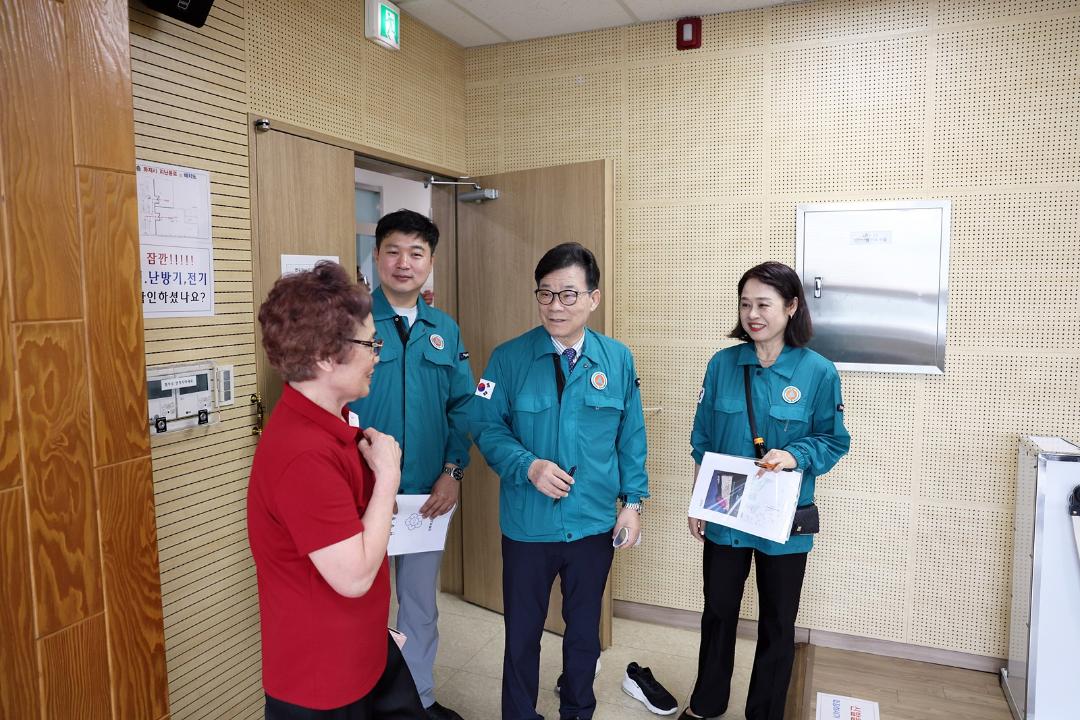 '제273회 연수구의회(정례회) 기획복지위원회 현장방문(인천연수지역자활센터, 연수구노인교실, 선학별빛도서관)/ 2025.06.13(금)' 게시글의 사진(9) '5D9A8716.JPG'