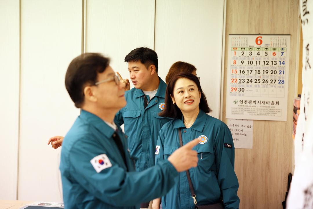 '제273회 연수구의회(정례회) 기획복지위원회 현장방문(인천연수지역자활센터, 연수구노인교실, 선학별빛도서관)/ 2025.06.13(금)' 게시글의 사진(11) '5D9A8731.JPG'