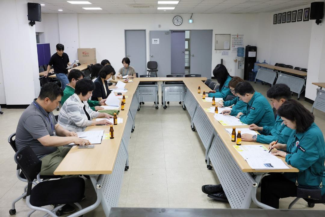'제273회 연수구의회(정례회) 기획복지위원회 현장방문(인천연수지역자활센터, 연수구노인교실, 선학별빛도서관)/ 2025.06.13(금)' 게시글의 사진(6) '5D9A8607.JPG'