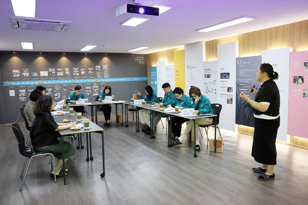 '제273회 연수구의회(정례회) 기획복지위원회 현장방문(인천연수지역자활센터, 연수구노인교실, 선학별빛도서관)/ 2025.06.13(금)' 게시글의 사진(3) '5D9A8463.JPG'
