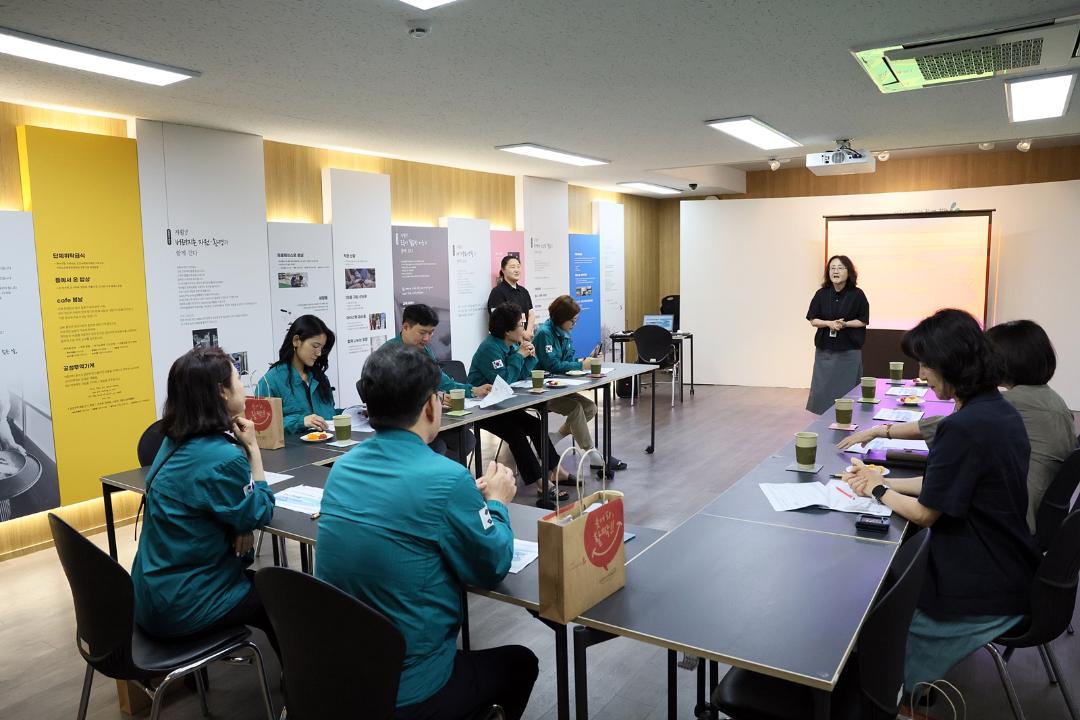 '제273회 연수구의회(정례회) 기획복지위원회 현장방문(인천연수지역자활센터, 연수구노인교실, 선학별빛도서관)/ 2025.06.13(금)' 게시글의 사진(2) '5D9A8411.JPG'