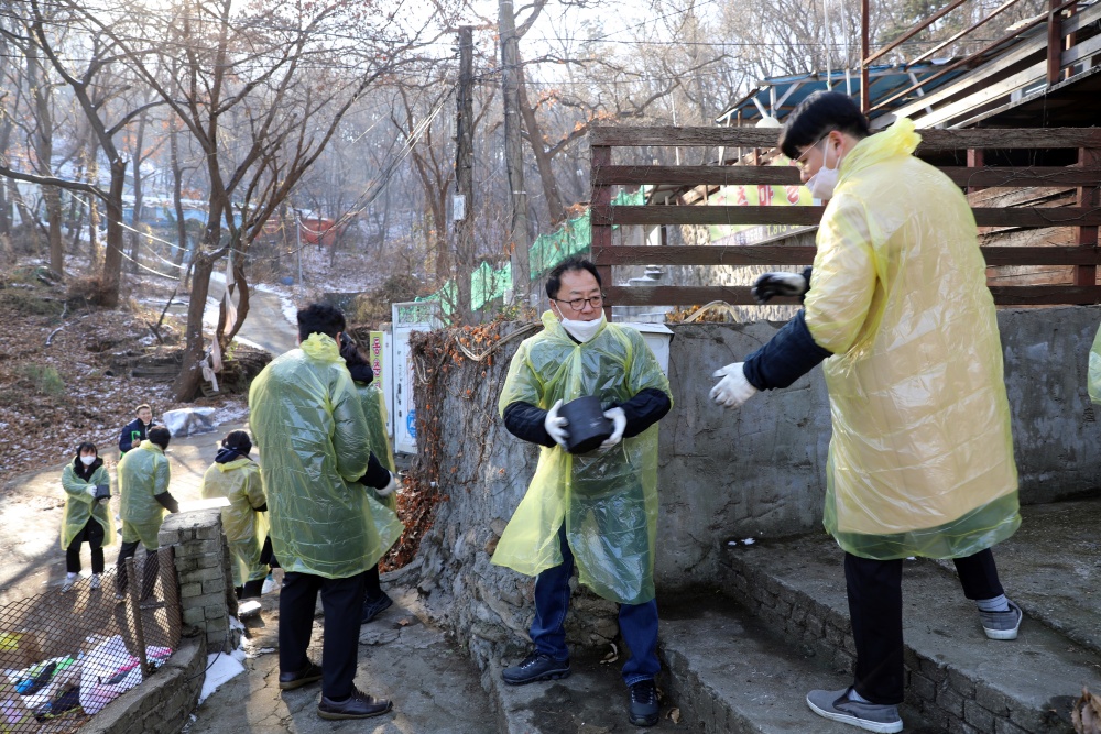 '연수구의회, 연탄나눔 따뜻한 겨울나기 봉사활동 참여' 게시글의 사진(2) '연수구의회, 연탄[愛]나눔 따뜻한 겨울나기 봉사활동 참여2.JPG'