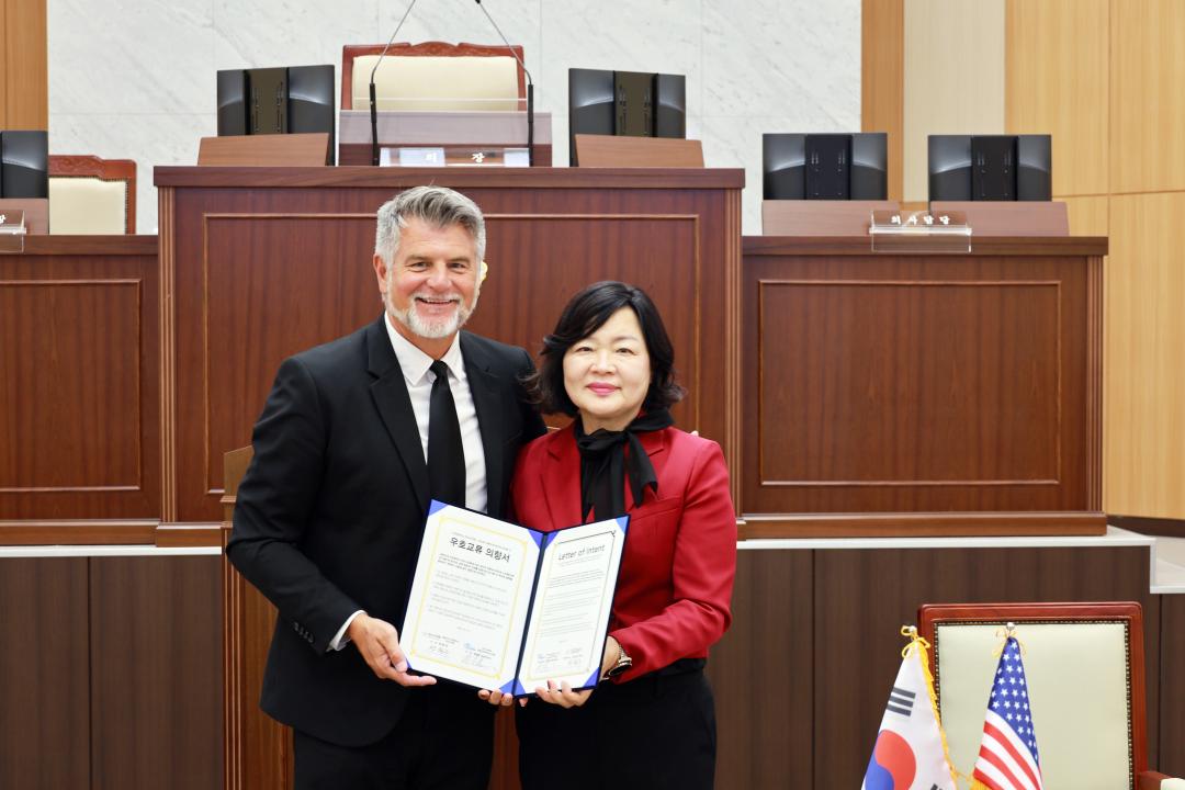 '연수구의회 - 미국 유타주 코튼우드 하이츠시의회와 우호교류 협력 의향서 체결' 게시글의 사진(1) '(사진자료2) 연수구의회-미국 유타주 코튼우드 하이츠시의회와 우호도시 협력 의향서 체결.jpg'