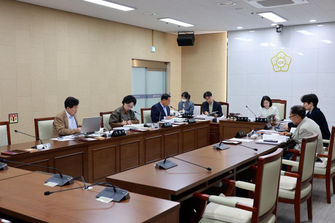 '연수구의회, 제275회 임시회 폐회' 게시글의 사진(3) '(사진자료3)연수구의회, 제275회 임시회 폐회_자치도시위원회.JPG'